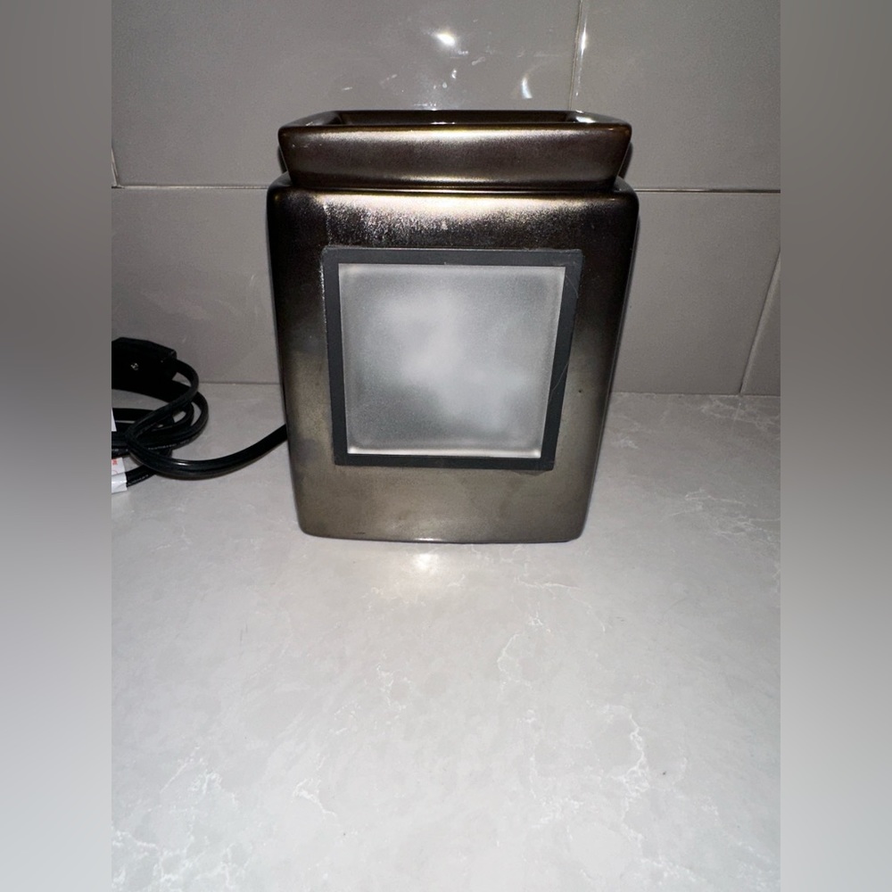 Scentsy Gallery Cube Wax Warmer Gunmetal  With Customizable Frame Light